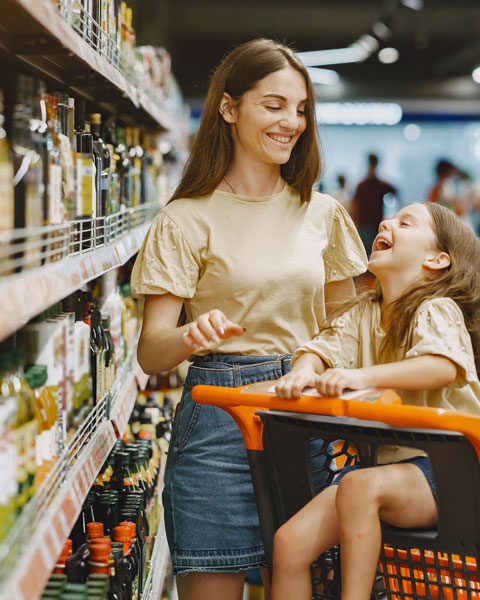Une mère et sa fille faisant des courses
